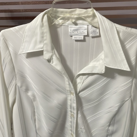 Worthingron stretch white button up top size medium - Picture 2 of 6